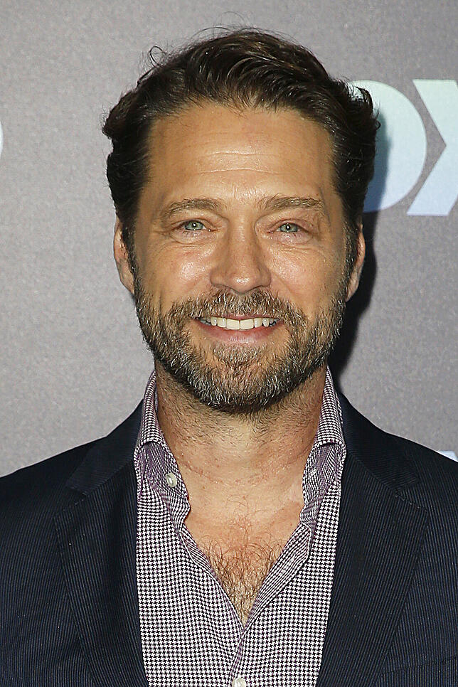 Kann das sein? Ja, der kanadische Schauspieler Jason Priestley, in den 90er-Jahren dank des Serienhits „Beverly Hills, ...