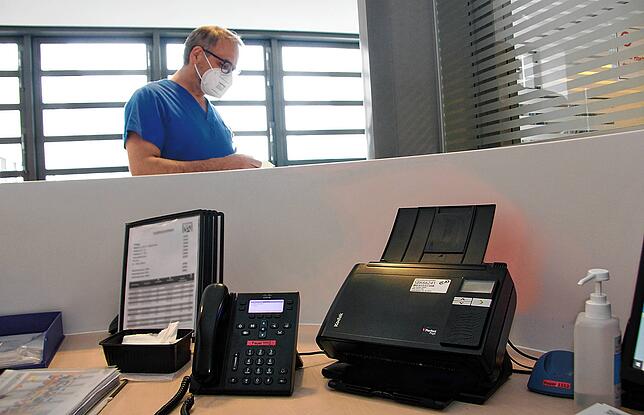 Der Dokument-Scanner rechts im Bild hat seit Februar nicht mehr viel zu tun. Patientendaten müssen nach Ankunft mit dem Rettungswagen ...