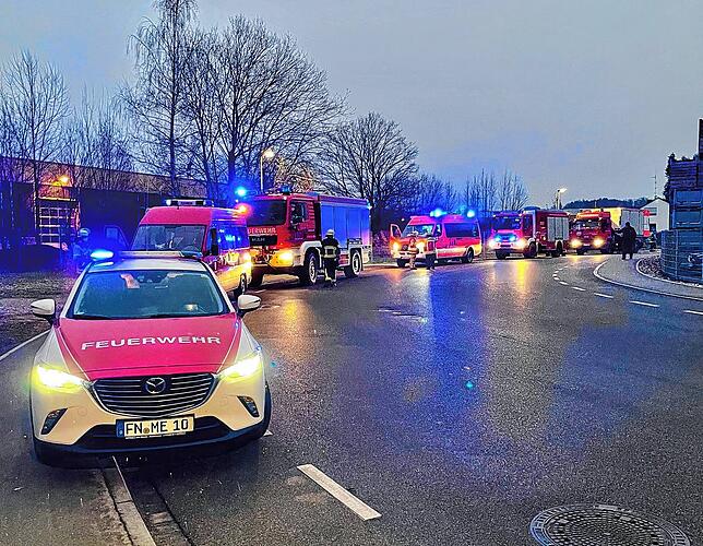 In Reih und Glied: Einsatzfahrzeuge der Feuerwehr Meckenbeuren stehen aneinandergereiht im sogenannten Bereitstellungsraum in ...