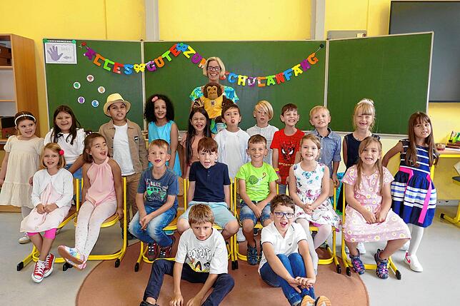 Klassenlehrerin Anja Klein mit ihrer Klasse 1b der Sonnenrainschule bei deren Einschulung.