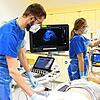 Medizinisches Personal des Schwarzwald-Baar-Klinikums bei der Arbeit in einem der Schockräume der Notaufnahme. Die wird stark in ...