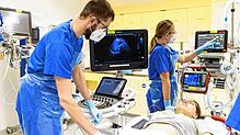 Medizinisches Personal des Schwarzwald-Baar-Klinikums bei der Arbeit in einem der Schockräume der Notaufnahme. Die wird stark in ...
