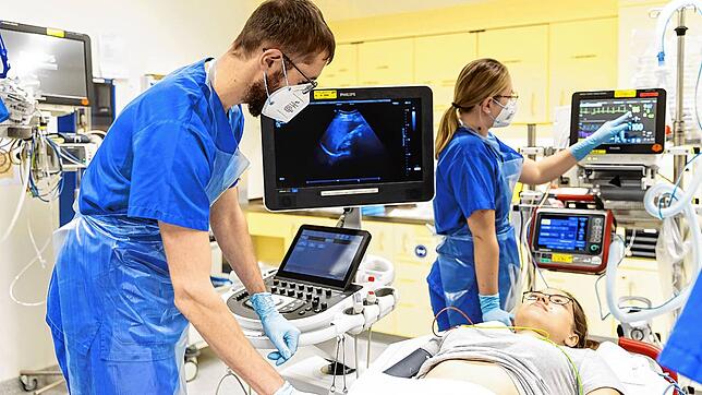 Medizinisches Personal des Schwarzwald-Baar-Klinikums bei der Arbeit in einem der Schockräume der Notaufnahme. Die wird stark in ...