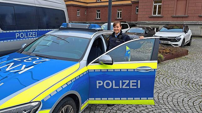 Heike Gaiser an ihrem Streifenwagen in Konstanz. Sie und ihre Kollegen sind immer mindestens zu zweit unterwegs, um sich gegenseitig zu ...