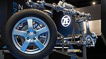 Fahrwerkssysteme von ZF sind auf einem Messestand zu sehen. Die neue Generation von Lenkungen und Bremsen von ZF kommt ohne Gestänge ...