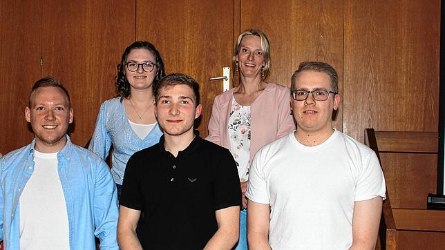 Die gewählten Vorstandsmitglieder des Akkordeon-Orchesters Klettgau (von links): Raphael Stoll Jugendwart, Simone Zölle Vorsitzende, ...