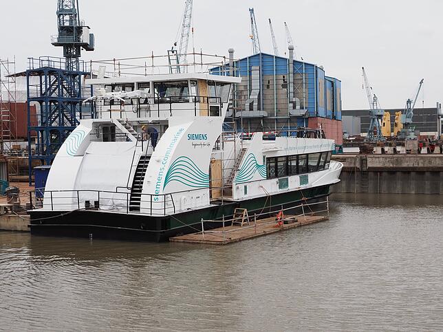 Der Abschluss: Die letzten Arbeiten am Schiff werden gemacht, wenn es bereits weitgehend fertig im Wasser schwimmt. Im Fall der neuen ...