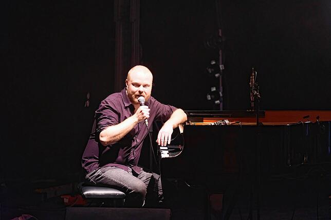 Pianist Kai Schumacher begrüßt das Publikum.