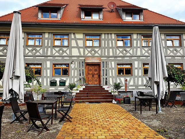 Blick auf das Hotel Adler mit dazugehörigem Restaurant. Seit Oktober läuft der Betrieb unter der Leitung von Jonas Gericke und Vanessa ...