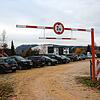 Auf der gekiesten Fläche am Schiesserknoten könnte irgendwann einmal ein Parkhaus entstehen. Zunächst muss aber die Finanzierung geklärt ...