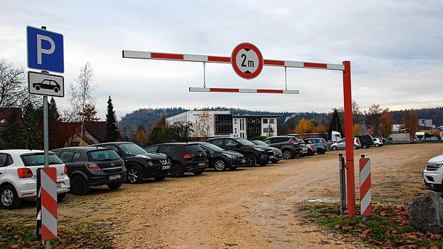 Auf der gekiesten Fläche am Schiesserknoten könnte irgendwann einmal ein Parkhaus entstehen. Zunächst muss aber die Finanzierung geklärt ...