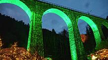 Idylle pur &ndash; so präsentiert sich der Weihnachtsmarkt in der Ravennaschlucht unter dem ebenfalls geschmückten Viadukt.