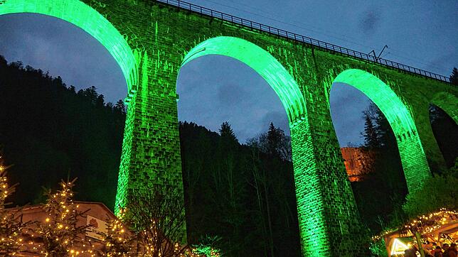 Idylle pur &ndash; so präsentiert sich der Weihnachtsmarkt in der Ravennaschlucht unter dem ebenfalls geschmückten Viadukt.