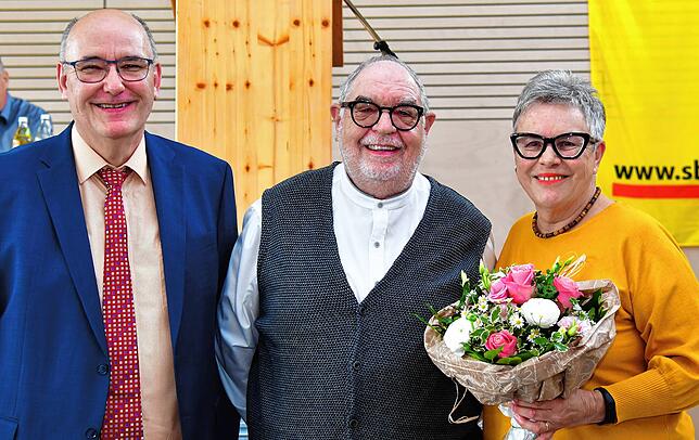 Abschied nach drei Jahrzehnten: Der scheidende Bezirksvorsitzende Uwe Sütterlin (links) mit dem seit 1990 im Bezirksfußballausschuss ...