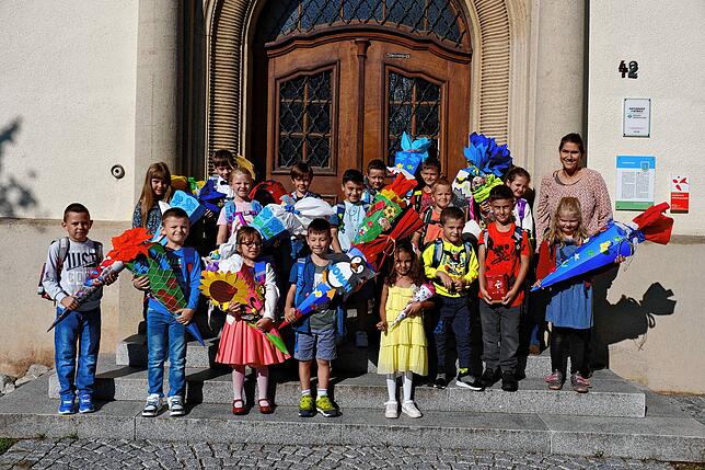 18 Erstklässler wurden am 14. September in der Grundschule Birkendorf eingeschult. Klassenlehrerin ist Saskia Lipphardt (rechts).