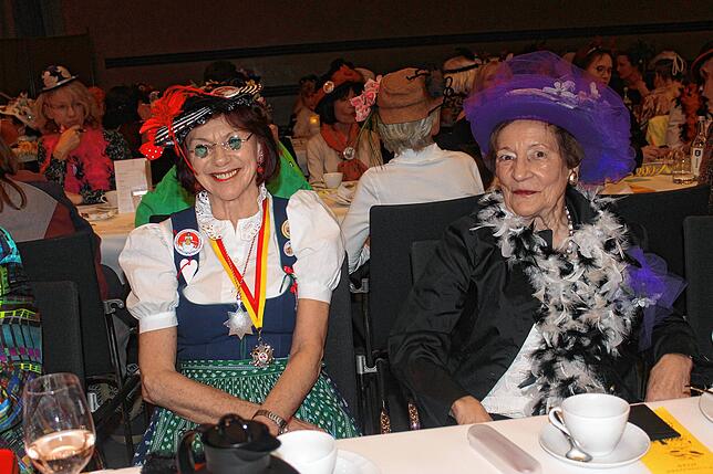 Anne Mandausch (links), die frühere Leiterin des Frauenkaffees, genießt von den Zuschauerrängen aus das Bühnenspiel.
