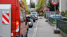 In der Riedstraße in Wollmatingen wird gegraben. Die Stadtwerke Konstanz verlegen dort Leerrohre für Glaserfaseranbindungen.