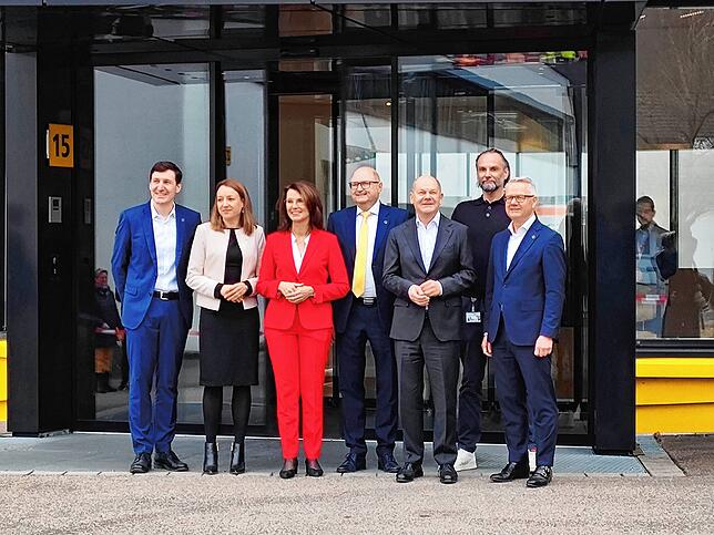 Gruppenbild mit Bundeskanzler Olaf Scholz (5. von links) in Stühlingen.