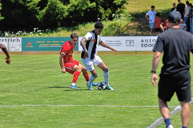 Bild 27: SC Freiburg II gewinnt Test beim FC Erzingen gegen den FC Zürich II mit 6:3 – wir haben Fotos!