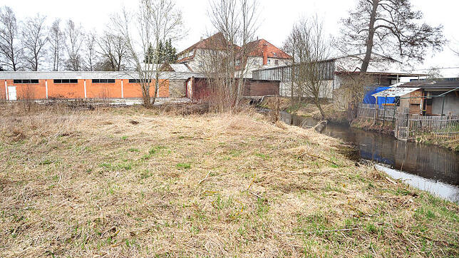 Blick auf den möglichen Wohnmobilstellplatz in Villingen. Rechts der Mühlenkanal, hinten die Herrenmühle.