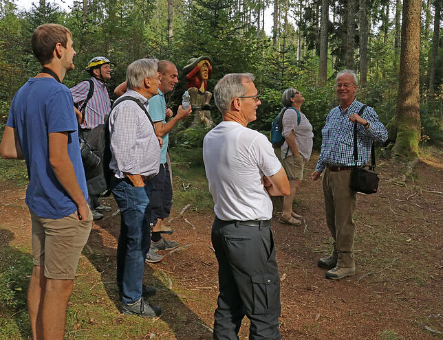 Hansjörg Küster (rechts) berichtete über die Entwicklung des Waldes um Grafenhausen. Bilder: Dorothée Kuhlmann