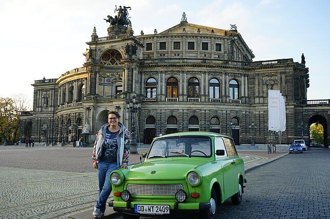 Dana Coordes aus Lauchringen mit ihrem Trabi vor der Semperoper in Dresden.