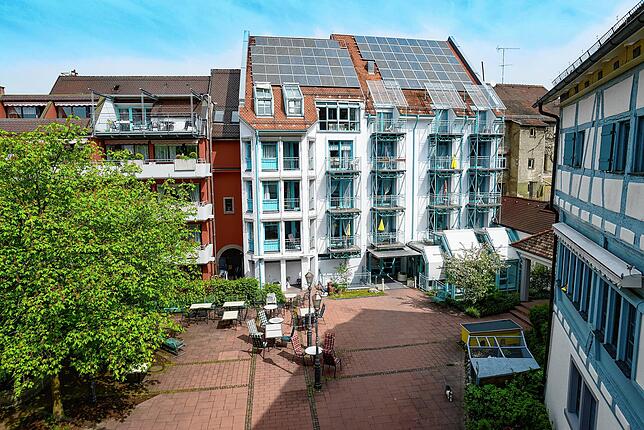 Der Innenhof ist ein großes Glück: Hier können sich die Bewohner treffen – mit dem nötigen Abstand.