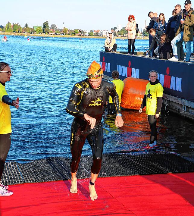 Raus aus dem Wasser: Nur knapp 40 Sekunden hinter den Führenden beendet Dominic Sowieja das Schwimmen in Kopenhagen, seine vermeintlich ...