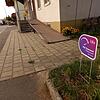 Lila Schildchen vor Häusern in Bohlingen: Das Unternehmen Lila Connect ist in der Vorvermarktung für Glasfaseranschlüsse in Singen und ...