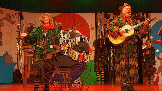 Gut gelaunt bringen Eva Schlaich und Ulrich Knappe das Publikum in der Moorschrat-Halle zum Mitsingen.