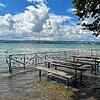 Sonst stehen sie direkt am See, jetzt darin: Sitzbänke am Konstanzer Ufer.