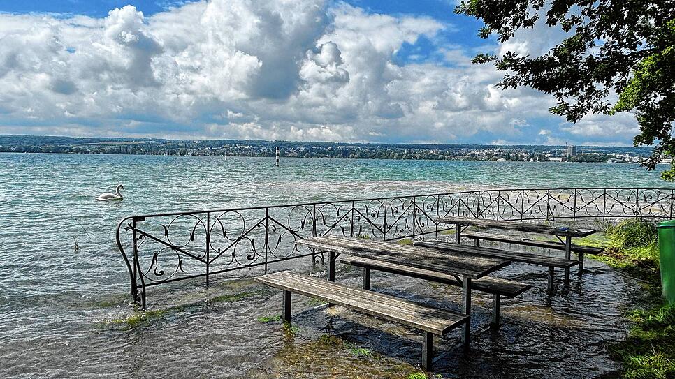 Sonst stehen sie direkt am See, jetzt darin: Sitzbänke am Konstanzer Ufer.