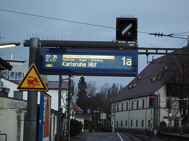 Vom menschenleeren Bahnhof fahren keine Züge mehr ab.