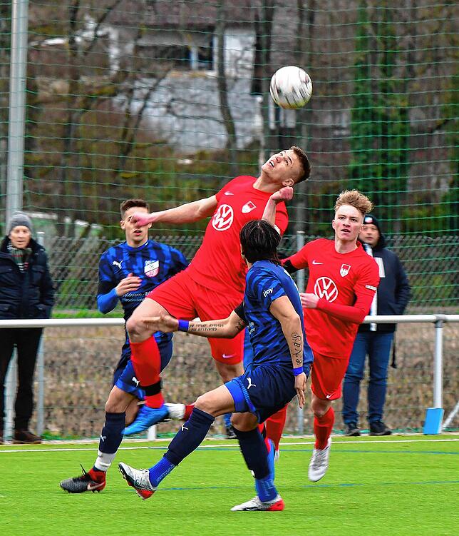 Neu beim FC Tiengen 08: Lukas Peric (rotes Trikot) feierte sein Punktspieldebüt für seinen neuen Verein, blieb aber ohne Glück im Abschluss.