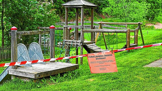 Für Diskussionen sorgt die Sperrung der Spielplatzes.
