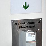 Zahlreiche Desinfektionssationen gibt es auf dem Messegelände für die Besucher.
