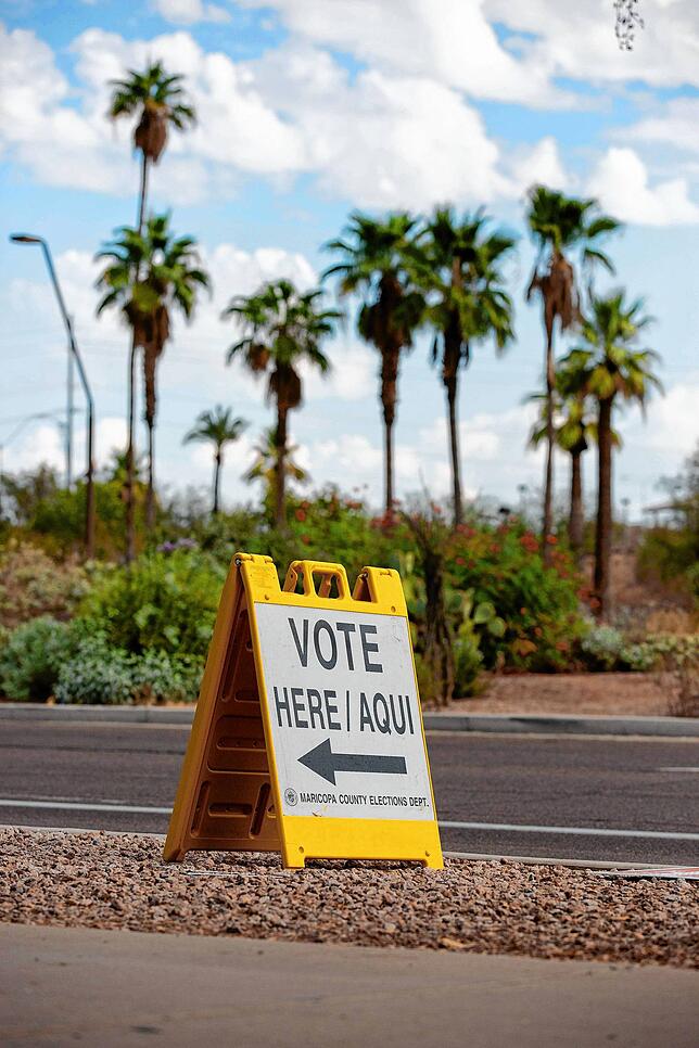 In Tempe, Arizona, weist ein Schild den Bürgern den Weg zum Wahllokal.