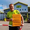 Geschäftsführer Thomas Wiedmann vom Gartencenter Späth zeigt eines seiner Hinweisschilder, womit auf den gesperrten Parkplatz außerhalb ...
