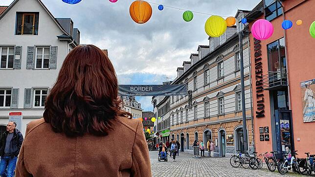 Die Frau steht in der Konstanzer Fußgängerzone. Sie vermutet zwar nicht hinter jedem Passanten den Stalker. Doch trotzdem ist sie ...