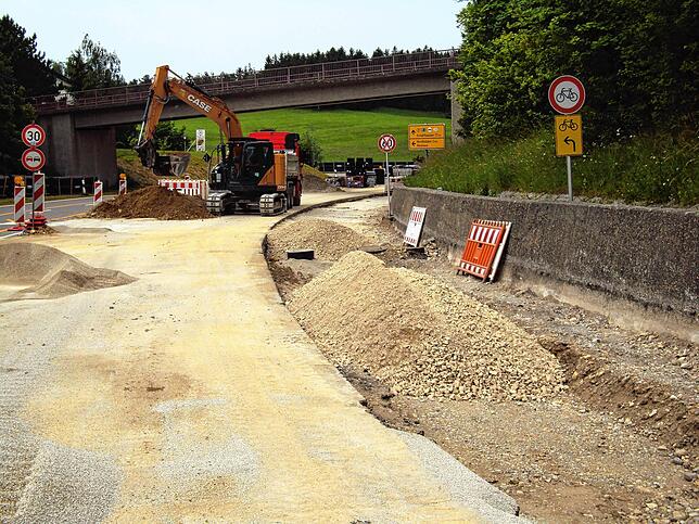 Zwischen dem Knotenpunkt B314 bei Kommingen und der Grenzzollanlage Neuhaus wird gerade die straßenbegleitende Entwässerung erneuert. ...