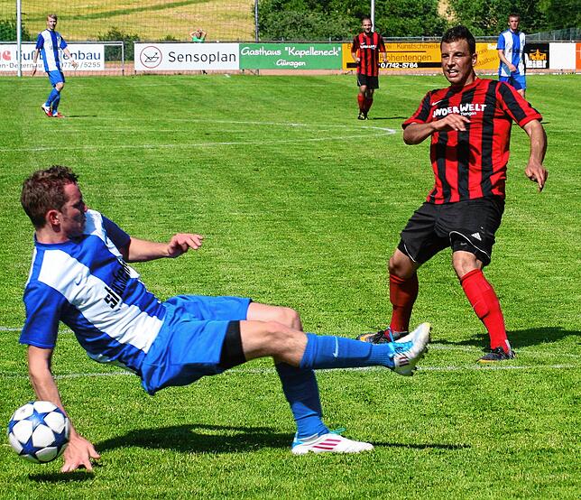 Historisch: Francesco Melina erzielt beim 1:0-Sieg gegen den TuS Efringen-Kirchen am 4. Juni 2011 das letzte Tor für den FC Eintracht ...