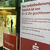 Nachts geschlossen: Zwischen Mitternacht und 6 Uhr morgens ist auch die Hauptstelle der Sparkasse Bodensee seit kurzem zu.