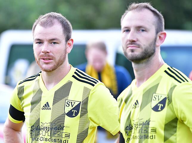 Adrian Malzacher (33, links mit seinem Bruder Fabian) lebt in Herrischried, begann mit Fußball bei den Bambini des SV Todtmoos. Seinem ...