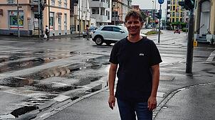 Nikolas Baur ist froh, wenn die Ringstraße (hier bei der Kreuzung Freiheitstraße) auch in eine Tempo-30-Zone verwandelt wird. Bild: ...