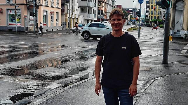 Nikolas Baur ist froh, wenn die Ringstraße (hier bei der Kreuzung Freiheitstraße) auch in eine Tempo-30-Zone verwandelt wird. Bild: ...