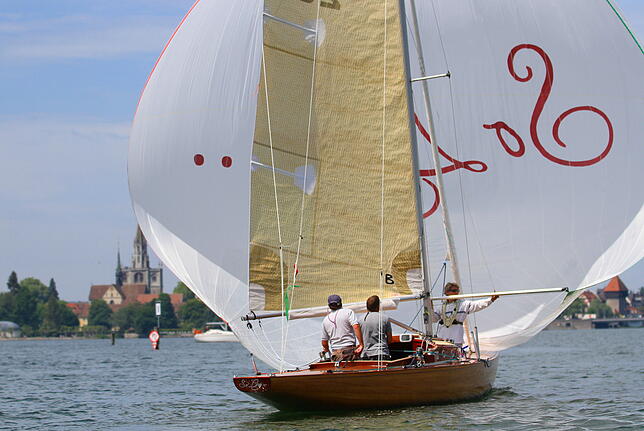 Auf dem Schärenkreuzer unterwegs: Bodenseewoche-Kritiker Adrian Schmidlin mit seinem Team in Aktion bei der Bodenseewoche ...