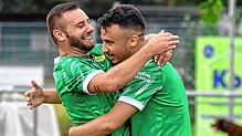 Torschützen unter sich: Sascha Strazzeri und Giuseppe Imbrogiano (rechts) waren beim 5:1 des SV Herten gegen den FC Schlüchttal für drei ...