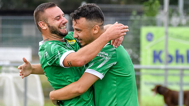 Torreigen: Sascha Strazzeri (links auf dem Archivfoto, mit Giuseppe Imbrogiano) traf vier Mal beim 5:0-Kantersieg des SV Herten bei den ...