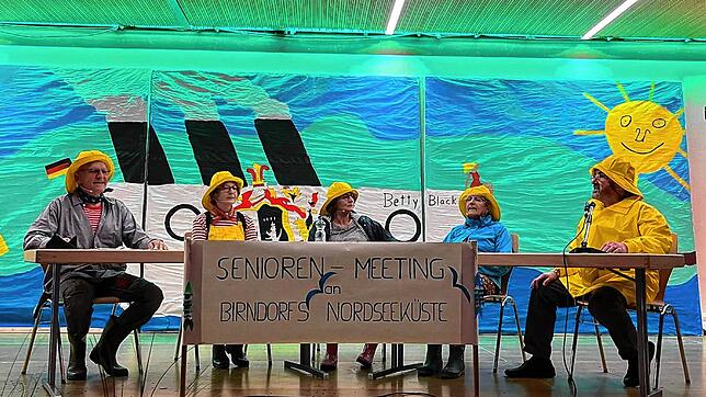 Beim Senioren-Meeting an Birndorfs Nordseeküste werden einige Anekdoten ausgetauscht. Die Besucher sind begeistert. Bild: Daniela Ebner
