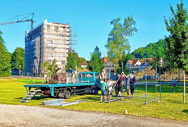 Bereits am vergangenen Wochenende beteiligten sich Helfer am Aufbau des Bar-Zeltes auf dem Gelände vor der Fahrkantine.